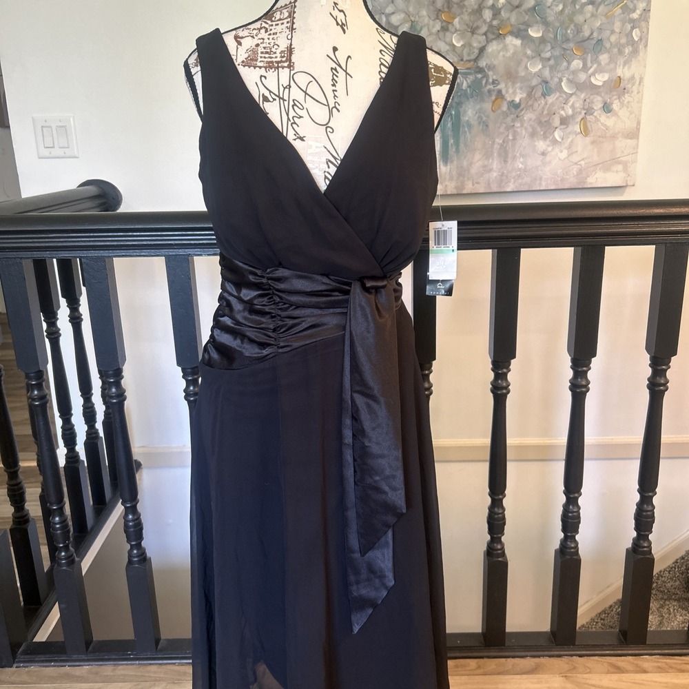 Connected Apparel sleeveless LBD with ruching at waist sz 8 New
